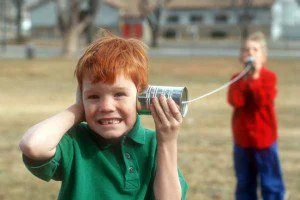 Definamos Innovación a los niños — jugando con un telefono hecho a mano — InnMentor