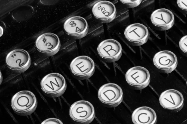 maquina-QWERTY-antigua-innMentor Fijación Estructural