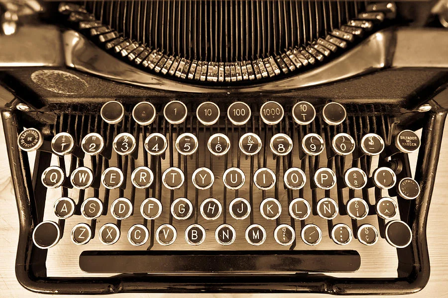 maquina-QWERTY-antigua-vista arriba - innMentor